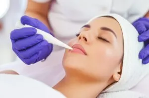 Mengenal Chemical Peeling Dan Pengelupasan Kimia Untuk Perawatan Wajah Yang Efektif 